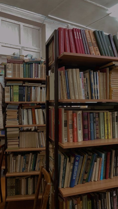 Books On Table, Library And Information Science, Michael Sullivan, Japan School, Bachelor Of Education, Stephen King Novels, Information Science, Post Soviet, Lots Of Books