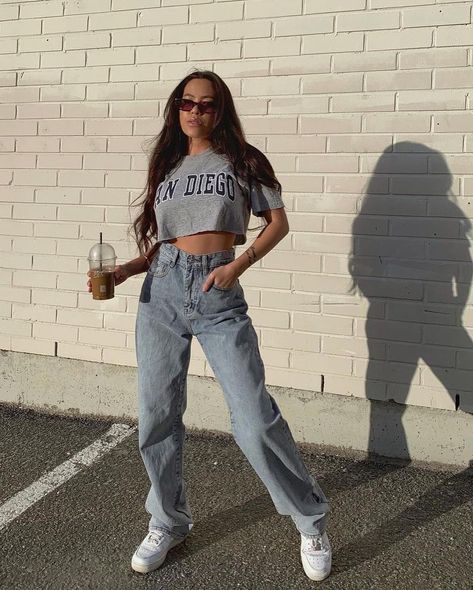 Fashion Clothing Streetwear on Instagram: “1, 2, 3, 4 or 5? 💞 Follow @fashionofappeal for more😝 Follow @fashionofappeal for more💖 . . . . . #streetwear #streetwearaddicted…” Cropped Oversized Tshirt, Y2k Style Outfits, Oversized Jeans, Clothing Streetwear, Tomboy Outfits, Tshirt Outfits, Miami Dolphins, Cute Poses, 2000s Fashion