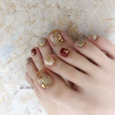 Pedicure Ideas Sparkle, Nail Feet Design, Nail Designs Pedicure, Foot Nails Design, Nail Paint Colors, Nail Paint Ideas, Nails Pies, Foot Nail Art, Nail Designs Easy Diy