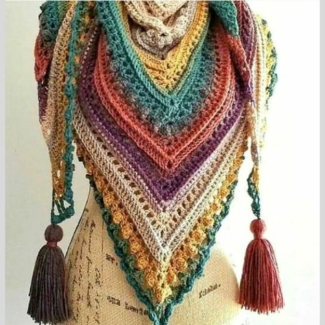 PATRÓN GRATIS Hermoso Chal en Crochet – Crochetisimo Crochet Shawl Free, Crocheted Shawl, شال كروشيه, Crochet Shawl Pattern Free, Yarn Cake, Haken Baby, Shawl Patterns, Triangle Scarf, Shawl Crochet Pattern