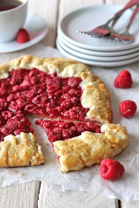 image Elegant Holiday Desserts, Raspberry Galette, Baking Theme, Raspberry Desserts, Raspberry Tarts, Raspberry Recipes, Christmas Week, Food Sweet, Tv Time