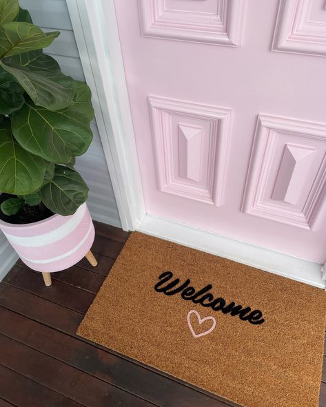 College Apartment Door Mat, Girly Door Mats, College Porch Ideas, Pink House Decor Aesthetic, Pink Welcome Mat, Door Mat Aesthetic, Aesthetic Door Mat, Pink Door Mat, Welcome Mat Front Door Aesthetic