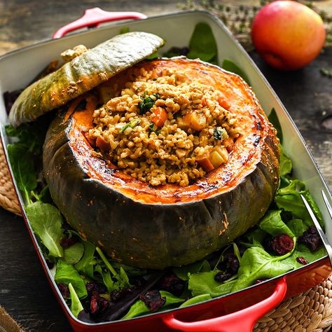 Your holiday table is about to get more delicious and beautiful thanks to this stuffed Kabocha Squash Centerpiece by Vegan Yack Attack. Who says the turkey needs to be the star of the meal? This tasty recipe is vegan and gluten-free and makes for great leftovers! Glorious Morning Muffins, Oatmeal Pudding, Clean Eating Meal Planning, Thanksgiving Vegetarian, Kabocha Squash Recipe, Roasted Red Cabbage, Vegetable Dishes Recipes, Vegan Butter Chicken, Vegan Catering