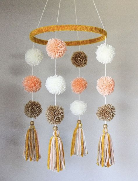 Diy Yarn Pom Pom, Pom Pom Mobile, Simpul Makrame, Diy Baby Mobile, Pom Pom Baby, Diy Pom Pom, Diy Yarn, Diy Yarn Crafts, Yarn Pom Pom