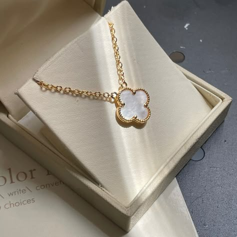 Van Cleef Necklace, Earring Business, Girly Bracelets, Xoxo Jewelry, Mix Jewelry, Pretty Accessories, Minimalist Accessories, Hand Accessories, Golden Necklace