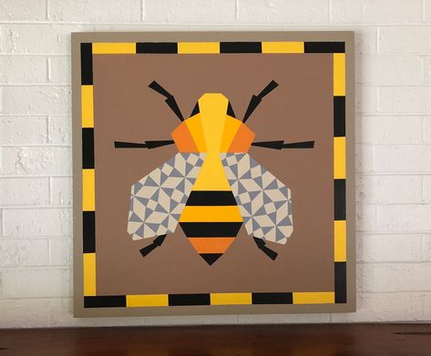 Wood Barn Quilt, Bee Artwork, Painted Barn Quilts, Barn Quilt Designs, Wood Barn, Barn Art, Cute Sewing Projects, Barn Quilt Patterns, Geometric Animals