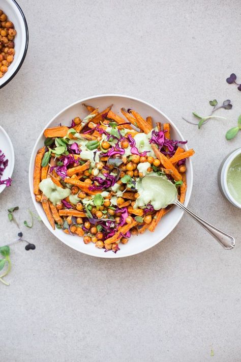 Loaded Sweet Potato Fries (Vegan + Gluten-Free) by The Green Life / Food styling / Food photography inspiration Loaded Sweet Potato Fries, Best Baked Sweet Potato, Spicy Chickpeas, Green Tahini, Healthy Superbowl Snacks, Energizing Food, Sweet Potato Fries Baked, Loaded Sweet Potato, Colorful Dishes