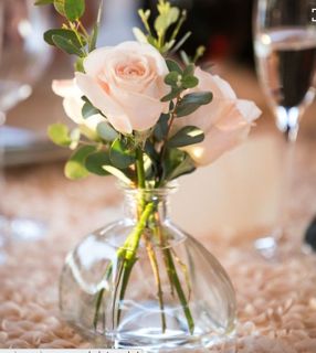 Simple Bud Vase Centerpiece, Rosette Tablecloth, Bud Vase Centerpiece, Small Centerpieces, Wedding Floral Centerpieces, Mod Wedding, Deco Floral, Wedding Table Settings, Wedding Table Centerpieces