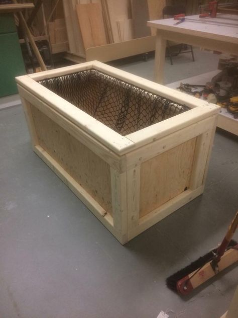 Ideal hay feeder - reduce waste, slow down eating, promote natural head position. This box seems to have it all, now I just need to find one. Or find the skills to make one. Diy Hay Feeder, Feeding Horses, Hay Feeder For Horses, Hay Box, Horse Feeder, Horse Pasture, Horse Farm Ideas, Barn Hacks, Horse Hay