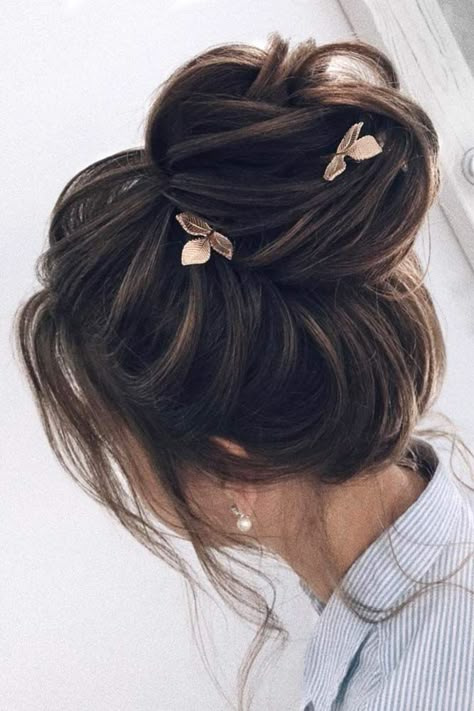 Formal Hairstyles, Messy Bun, Her Hair, Hair Clips, A Woman, Hairstyles, Hair, Gold