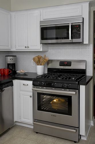 Bosch Freestanding Range and Microwave | Flickr - Photo Sharing! Microwave Above Stove, Microwave Cabinet, Tuscan Kitchen, Microwave In Kitchen, Kitchen Stove, Kitchen Redo, Kitchen Remodeling, Updated Kitchen, Kitchen Remodel Idea