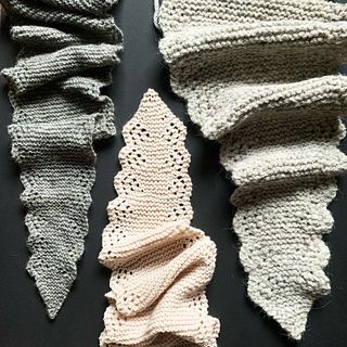 Scarfette Knitting Pattern, Knitting Scarfs, Knitted Scarves, Knitting Stitches Tutorial, Crochet Christmas Decorations, Small Scarf, Yarn Sizes, Yarn Projects, Garter Stitch