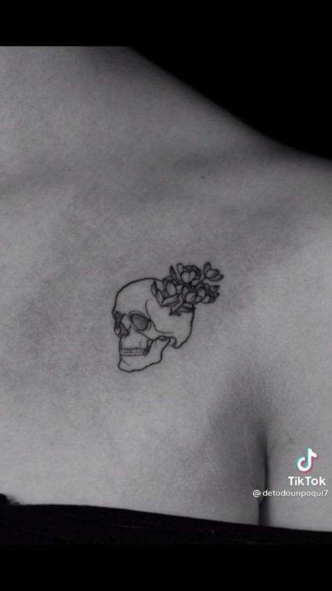 Skull Collar Bone Tattoo, Collar Bone Tattoo Simple, Minimal Skull Tattoo, Pretty Skull Tattoos, Small Skull Tattoo, Skull Collar, Skull Tattoo Flowers, Basic Tattoos, Simple Skull