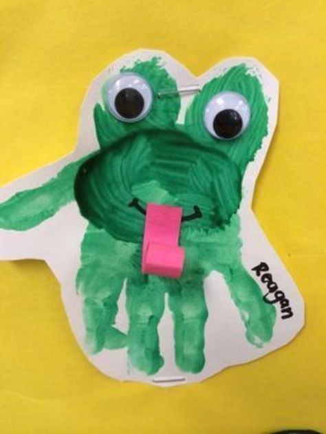 30+ Easy Frog Crafts for Preschooler Kids to Make - Green Projects - Kids Art & Craft Passover Crafts For Infants, Rainforest Crafts For Infants, Crab Activities For Toddlers, Toddler Frog Craft, Passover Crafts For Toddlers, Frog Art For Toddlers, Amazing Animals Theme Toddlers, Frog Art Preschool, Frog Handprint