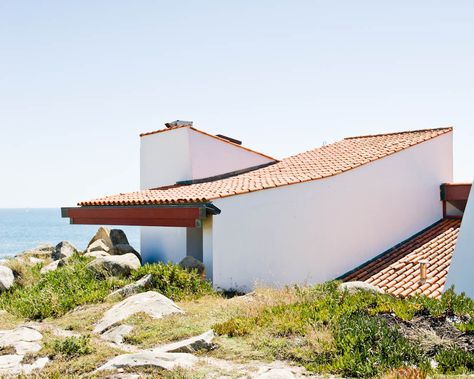 Boa Nova Tea House / Alvaro Siza Alvaro Siza House, Alvaro Siza Architecture, Siza Alvaro, Alvaro Siza, Typography Served, Sea House, Small Buildings, Building Exterior, The Peak