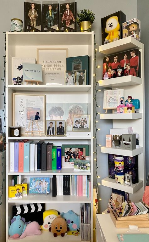 Albums Shelf, Picture Wall Ideas Bedroom, Wall Ideas Bedroom, Pop Bedroom, Picture Wall Ideas, Bts Diy, Bts Room, Army Room Decor, Kpop Room