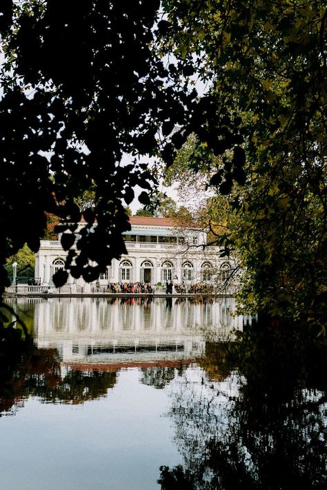 Lakefront fall wedding ceremony in Brooklyn with modern and elegant design. Elegant Fall Wedding, Boathouse Wedding, Fall Wedding Ceremony, Multicultural Wedding, Prospect Park, Brooklyn Wedding, Elegant Fall, Wedding 2024, Modern Love