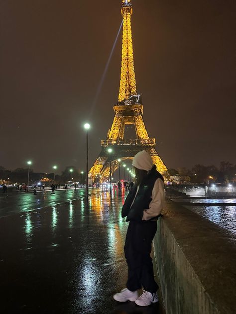 Rainy Night In Paris, Paris Late Night, Effiel Tower Aesthetic Night, Paris Eiffel Tower Aesthetic Night, Eiffel Tower Lights Night, Rainy Night, So Beautiful, Paris