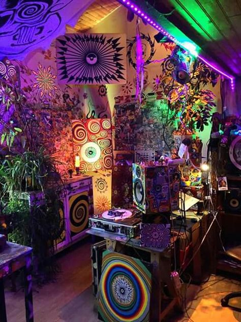 Psychedelic room Psychadelic Room Aesthetic 70s, Shroom Room Aesthetic, Psychelic Decor, Trippy Living Room Ideas Apartment, Trippydraws Room, Trippy Maximalist Decor, Trippy Hippy Aesthetic Room, Rave Room Aesthetic, Psycadelic Room Aesthetic