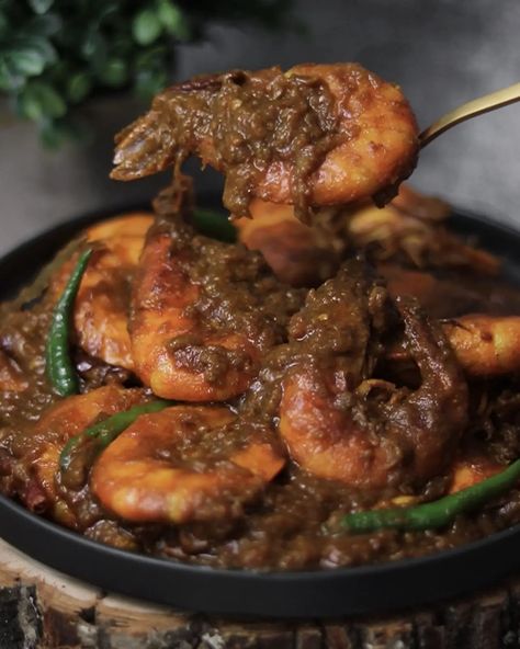 Chingri Bhuna | Bangladeshi Dry Shrimp Curry - Haleem Eats Colossal Shrimp, Desi Recipes, Tiger Prawns, Prawn Dishes, Bangladeshi Food, Shrimp Curry, Steamed White Rice, Prawn Curry, Curry Shrimp