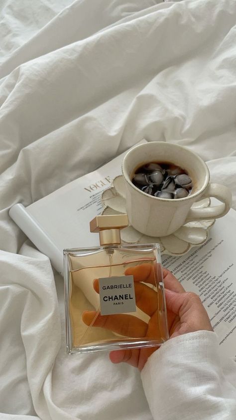 Tea Perfume, Perfume Hacks, Chanel Gabrielle, Fragrance Photography, Blooming Tea, Lovecore Aesthetic, Perfume Photography, Wishlist 2024, Perfume Ad