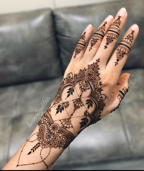 Dome Henna Design, Minimal Bridal Henna, Henna Designs Complicated, Complex Henna Designs, New Henna Designs Unique, Bridal Henna Designs Unique, Stylish Mahendi Designs, Mehandi Designs Stylish, Henna Step By Step