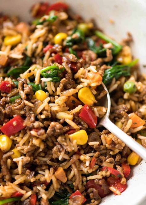 A quick, fabulous midweek meal - this ground Beef and Rice is made by browning ground beef, then cooking it with flavoured rice and loads of veggies. Irresistibly delicious! www.recipetineats.com Ground Beef And Rice Recipes, Beef And Rice Recipes, Flavoured Rice, Ground Beef And Rice, Rice And Veggies, Ground Beef Rice, Arroz Frito, Brown Rice Recipes, Recipetin Eats