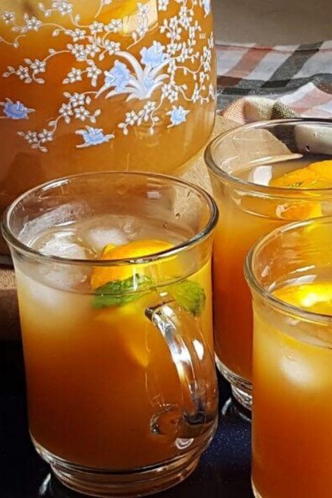 Orange iced tea - Easy & refreshing alcohol-free summer drink Hot Orange Juice Drink Recipes, Orange Peel Tea Recipes, Orange Iced Tea, Tea Punch Recipe Ginger Ale, Orange Spiced Tea Recipe, Best Peach Iced Tea Recipe, Orange Juice Drinks, Iced Tea Drinks, Fresh Orange Juice