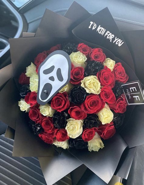 Ghost Face Flower Bouquet, Ghostface Bouquet, Horror Bouquet, Horror Flower Bouquet, Spooky Ramos, Spooky Bouquet Ideas, Halloween Flowers Bouquet, Bouquet For Boyfriend, Spooky Flowers