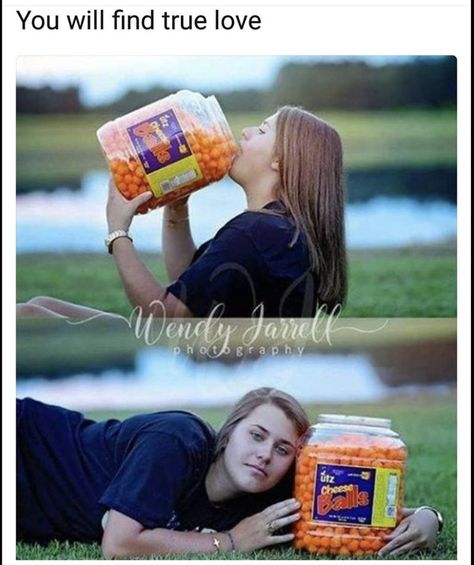 Thank you I one day hope to find love like this girl and her cheese balls... Awkward Senior Pictures, Funny Senior Id Pictures, Funny Calendar Photoshoot, Funny Senior Picture Ideas, Funny Senior Photos, Funny Photoshoot Ideas, Sr Photos, Funny Senior Pictures, Awkward Photos