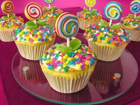 Candy Land cupcakes Candy Land Cupcakes, Cupcakes Amor, Kids Birthday Cupcakes, Carnival Cupcakes, Candyland Cake, Ice Cream Party Theme, Candy Theme Birthday Party, Candy Land Party, Candy Themed Party