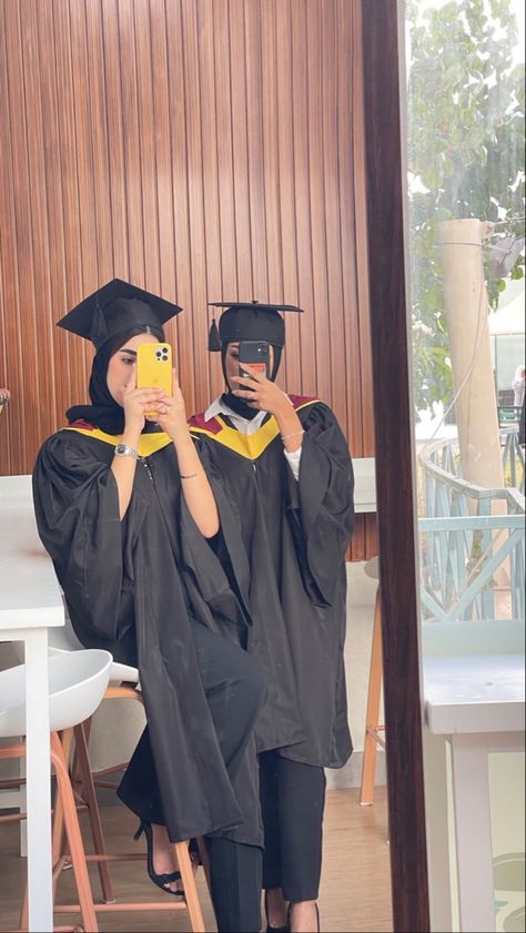 Arab Graduation, Graduation Pictures Hijab, Hijabi Graduation, Graduation Ceremony Outfit, Graduation Look, Graduation Photography Poses, Grad Ideas, Graduation 2024, Graduation Poses