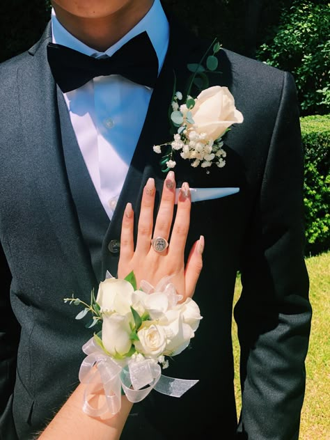 Corsage And Boutonniere Black Dress, White Boutonniere And Corsage Prom, Flowers For Black Dress Prom, Corsage Prom Black Dress, Black Prom Dress Corsage, Black Dress Corsage, Corsage Prom Black, Corsage For Black Dress, Prom Flowers Bouquet Black Dress