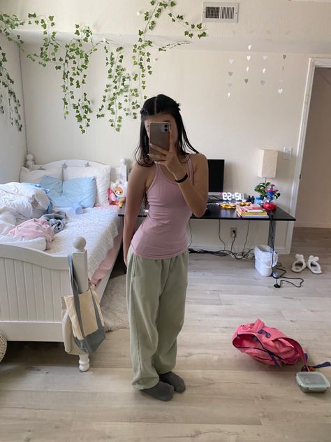 Green Sweatpants Outfit, Pink Sweatpants Outfit, Lululemon Ebb To Street Tank, Ebb To Street Tank, Sweatpants Fit, Rosa Sweatpants, Lululemon Ebb To Street, Green Sweatpants, Pink Sweatpants