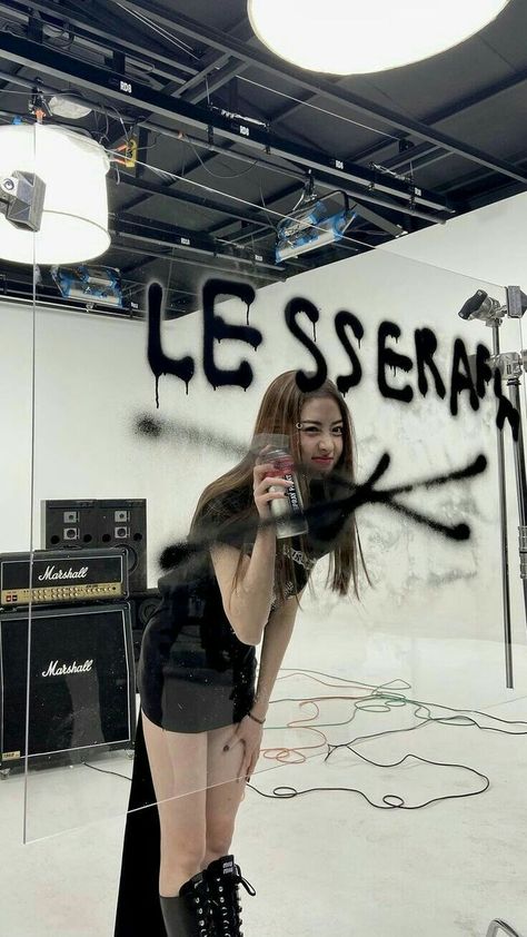 La Sserafim Wallpaper, Kpop Gg Wallpaper Lockscreen, Yunjin Wallpaper Lockscreen, Kpop Wallpaper Le Sserafim, Leserrafim Wallpaper, Kpop Lock Screen Wallpaper, Hybe Wallpapers, K Pop Wallpaper That Dont Scream Kpop, Black Kpop Wallpaper