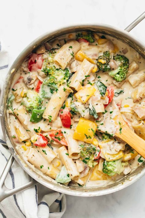 Alfredo Pasta Recipes Vegetarian, Alfredo Veggie Pasta, Pasta With Vegetables Recipes, Vegetable Alfredo Pasta, Veggie Alfredo Pasta, Alfredo With Vegetables, Spaghetti With White Sauce, Alfredo With Veggies, White Pasta Recipes