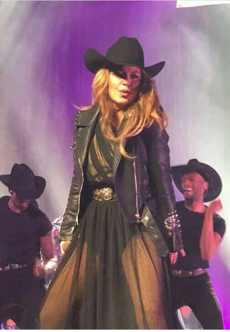 description Shaina Twain Costume, Shania Twain Inspired Outfit, Girl Country Singers, Shaina Twain, Carry Underwood, Country Female Singers, Scene Ideas, Famous Music, Singer Art