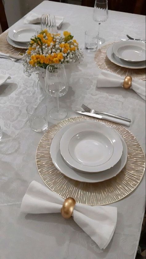 Dressage Table, Dinner Table Set Up, Food Table Decorations, Service Table, Amazing Food Platters, Table Settings Everyday, Gold Table Setting, Dinnerware Set Modern, Crockery Design