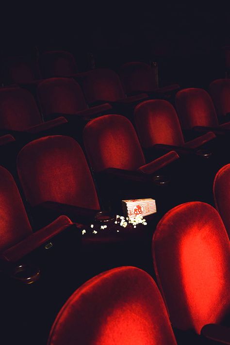 Movie Seats, Movie Theater Aesthetic, Vintage Movie Theater, Movie Theatre Seats, Theatre Pictures, Theatre Photography, Vintage Theatre, I Love Cinema, Gorillaz