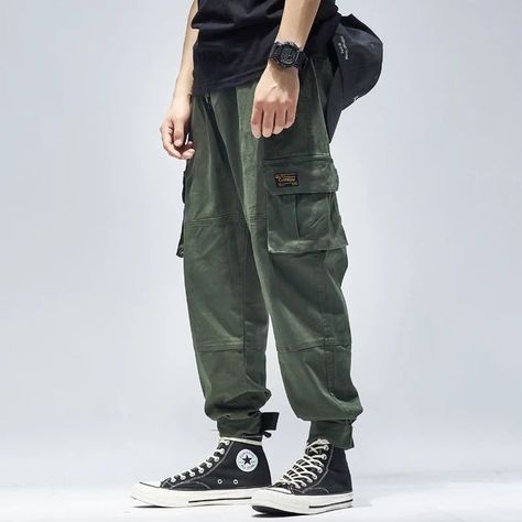 Street Wear Cargo Pants Men, Army Fashion Man, Army Look Fashion, Men Joggers Outfit, Green Men Outfit, Green Pants Outfit Men, Male Street Fashion, Japanese Cargo Pants, Army Green Pants Outfit