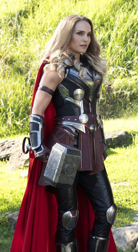 Mighty Thor Costume, Female Marvel Superheroes, Thor Halloween Costume, Natalie Portman Thor, Thor Outfit, Thor Girl, Costume Carnevale, Thor Costume, Character Nails