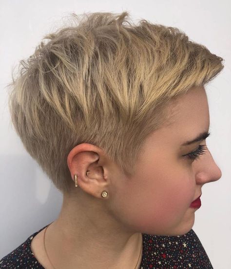 Short Undercut Pixie with Choppy Top Pixie With Undercut And Bangs, Extreme Short Haircut Women, Bob Layers, Short Undercut Hairstyles, Layers Bangs, Choppy Hairstyles, Choppy Pixie Cut, Curly Haircut, Short Undercut