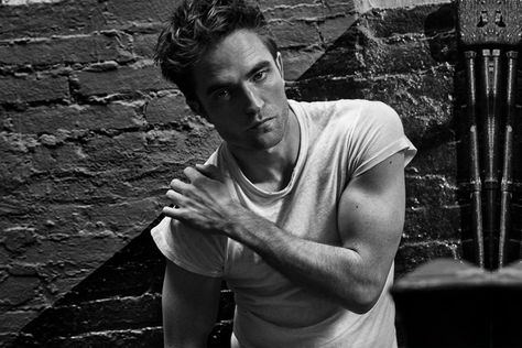 Robert Pattinsons Batman Workout & Diet Plan Batman Workout, Robert Pattinson Dior, Robert Pattinson Twilight, Robert P, Workout Diet Plan, Water For Elephants, Robert Douglas, Rob Pattinson, Matt Reeves