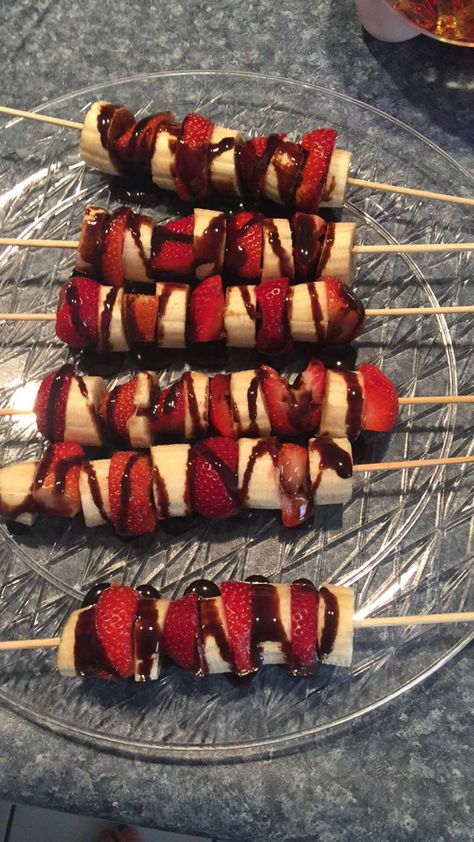 Chocolate covered banana and strawberry fruit sticks Fruit Sticks Party Snacks, Fruit Sticks Ideas, Fireless Cooking Ideas, Picnic Date Food, Fruit Sticks, Picnic Snacks, Chocolate Covered Bananas, Fruit Platter Designs, Chocolate Dipped Fruit