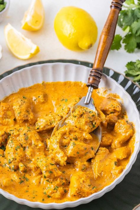 Indian butter chicken in the bowl Indian Chicken Thigh Recipes, Chicken Thigh Recipes Indian, Butter Chicken Marinade, Yogurt Chicken Thighs, Yogurt Chicken Recipes, Yogurt Marinated Chicken Thighs, Butter Chicken Recipe Video, Creamy Curry Chicken, Indian Butter Chicken Recipe