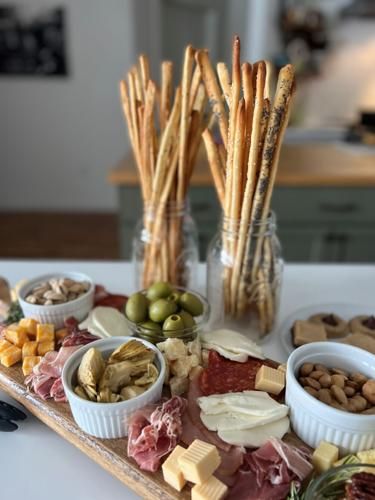 Charcuterie Board With Breadsticks, Pizza Dinner Party, Italian Centerpieces, Italian Bread Sticks, Board Night, Italian Lunch, Wedding Platters, Bread Sticks Recipe, Pizza Dinner