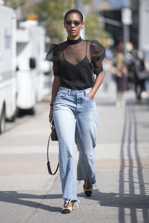 Wear Raggedy Wide-Leg Jeans With a Feminine Slingback Giovanna Battaglia, New York Fashion Week Street Style, Simple Fall Outfits, Anna Dello Russo, Steve Martin, Outfit Formulas, Sarah Jessica Parker, Black Women Fashion, Alexa Chung