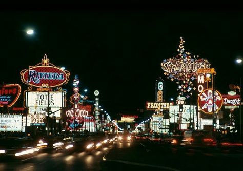 Looking down The Strip in 1971. Vintage Vegas, Old Vegas, Vintage Las Vegas, Vegas Sign, Howard Hughes, Dark Paradise, Night Landscape, Vegas Baby, Classy Aesthetic