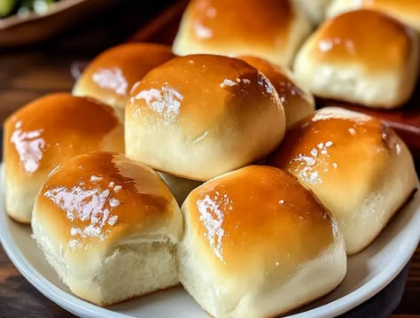 Easy Copycat Texas RoadHouse Rolls Texas Road House Rolls, Road House Rolls, Roadhouse Rolls Recipe, Texas Roadhouse Rolls Recipe, Dinner Rolls Recipe Homemade, Copycat Texas Roadhouse Rolls, Yeast Roll, Hot Rolls, Copycat Texas Roadhouse