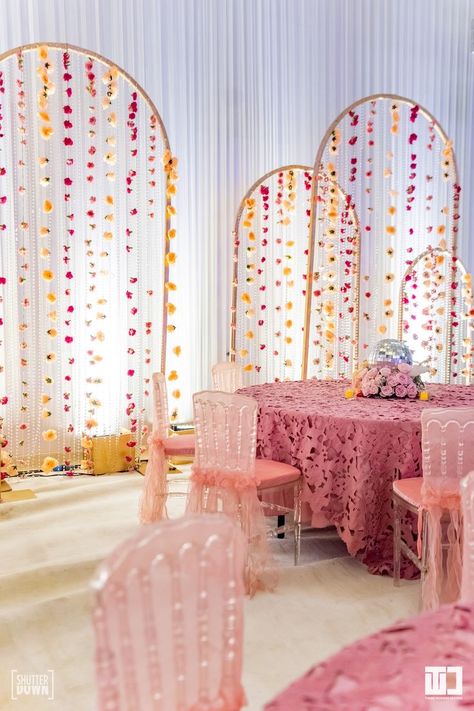 Jaggo Decor Backdrop, Mehndi Backdrop Ideas, Mhendi Home Decoration Simple, Mendhi Decorations At Home, Mehndi Decor Indoor, Desi Party Decor, Pakistani Wedding Decoration Home, Mendhi Party Decor, Choora Ceremony Decor